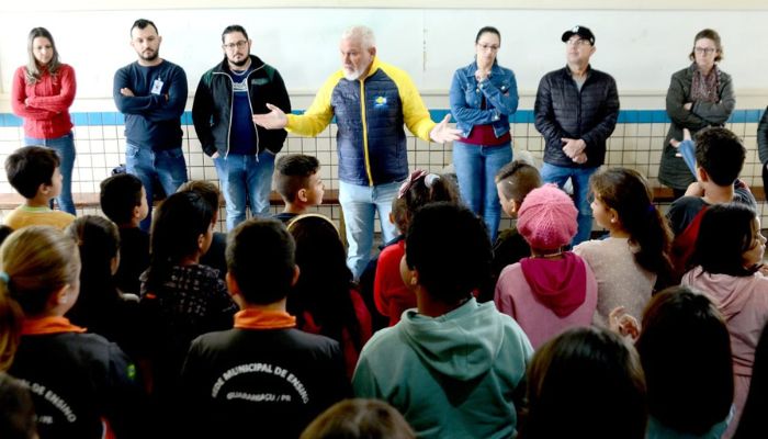 Guaraniaçu - Prefeito realiza entrega de uniformes escolares para os alunos da rede municipal de ensino